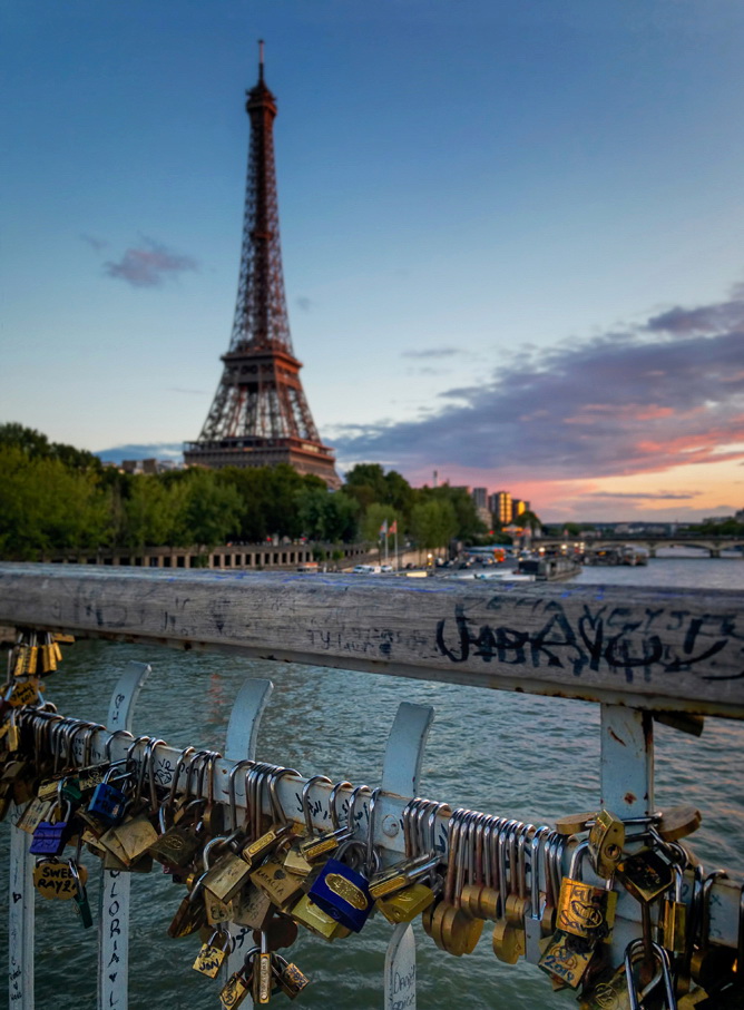 christian-buehner-unsplash_passerelle_debilly_paris.jpg